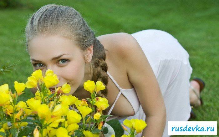 Киска с выпавшей сисей нюхала цветочки