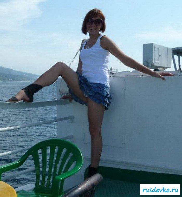 Женщина ходит по дому голая