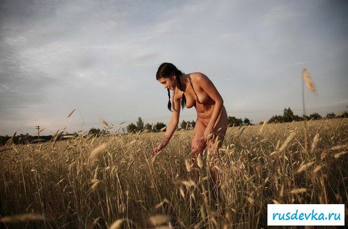 Чика с косичкой и мягкими сисями 