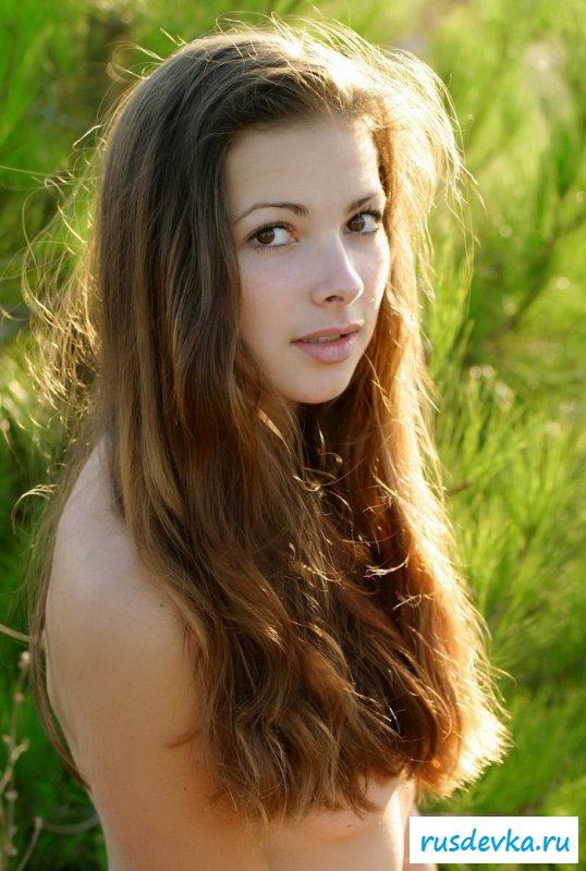 Разгильдяйка в обнаженке на прогулке