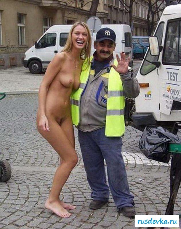  Заправщица разделась и пошла гулять