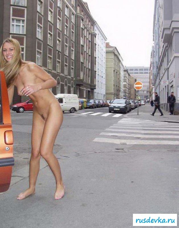  Заправщица разделась и пошла гулять