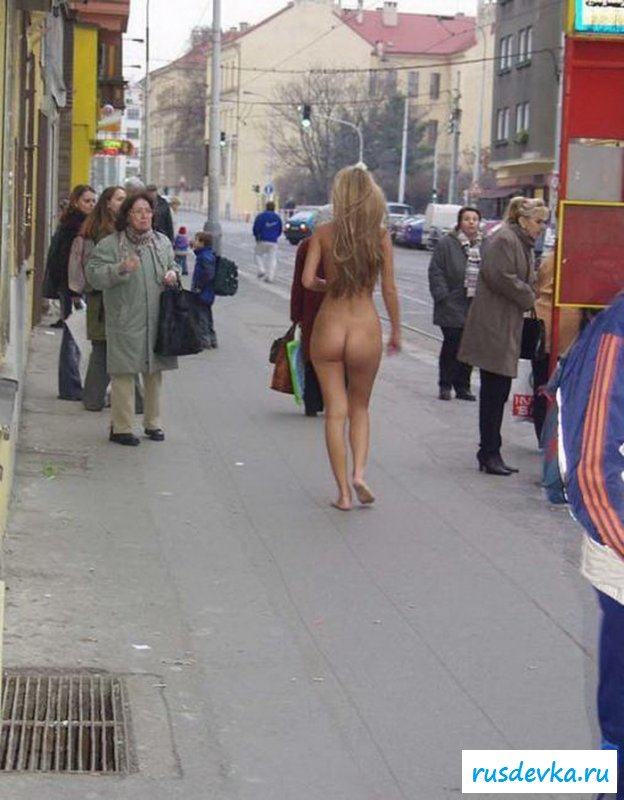  Заправщица разделась и пошла гулять