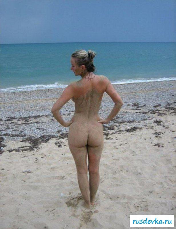  Нагая сисястая барышня на берегу 