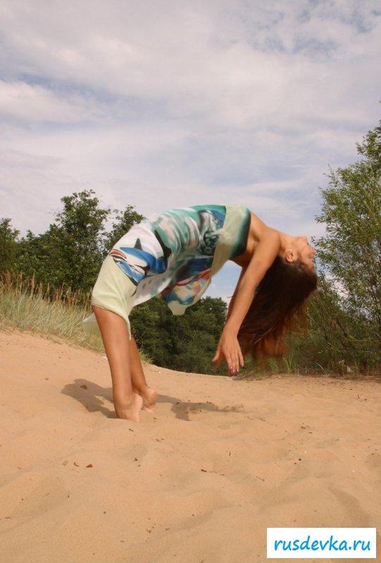 Красивые пляски голенькой нудистки 