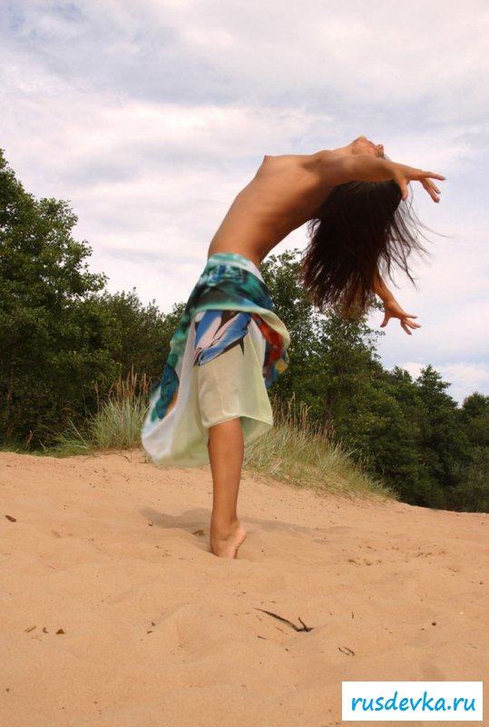 Красивые пляски голенькой нудистки 