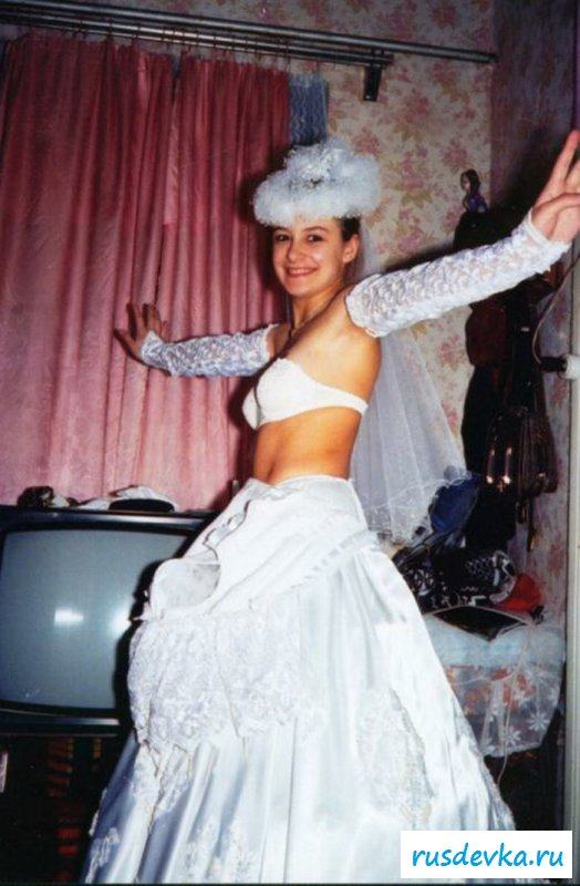 Сиськи голые под шубой