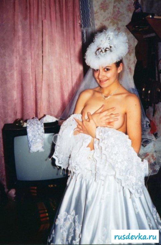 Сиськи голые под шубой