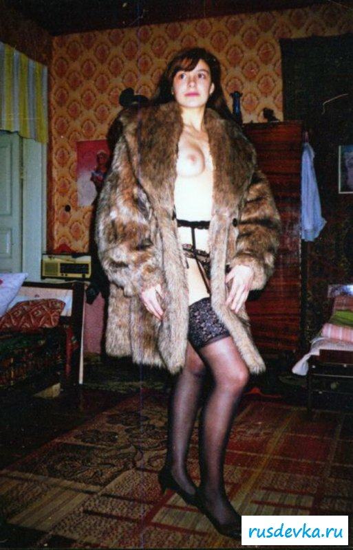 Сиськи голые под шубой