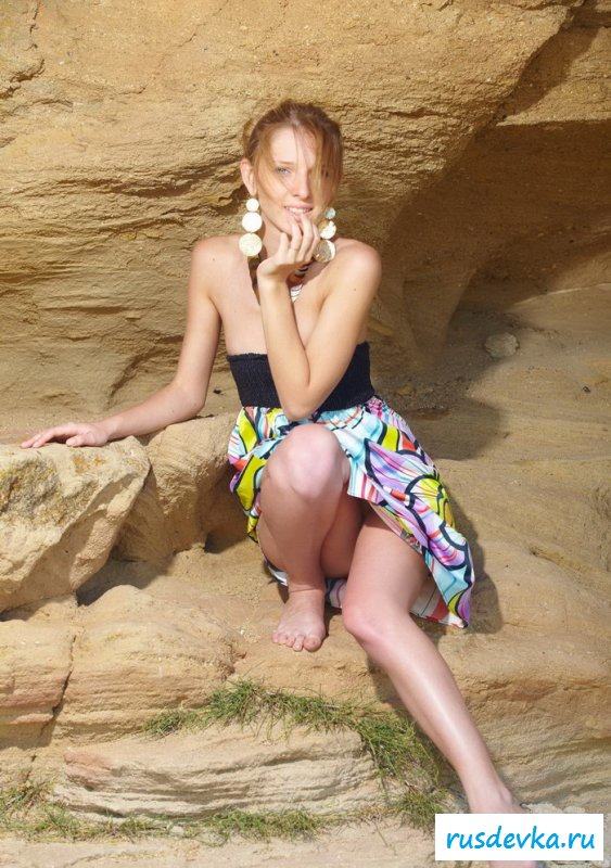 Худая мечтательница с бледными сосками 