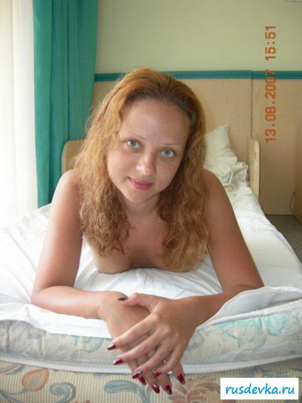 Частные фотки голой девки в апартаментах