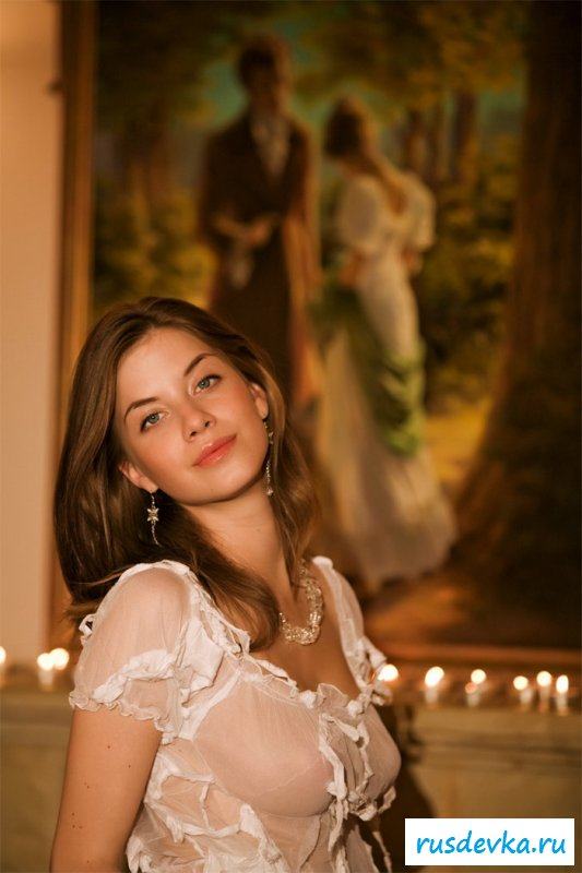 Ее обнаженная фигура на Ню фотках