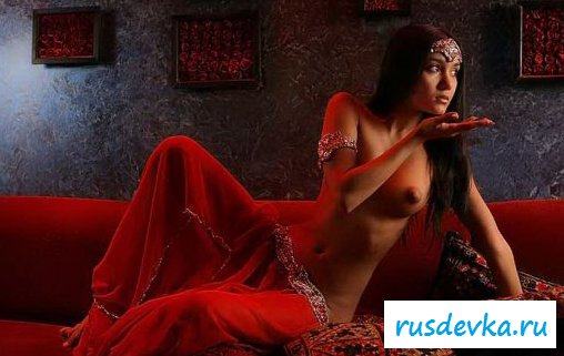 Индийская жрица любви с голой попкой (8 фото)