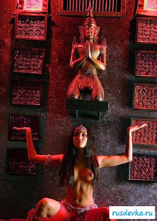 Индийская жрица любви с голой попкой (8 фото)