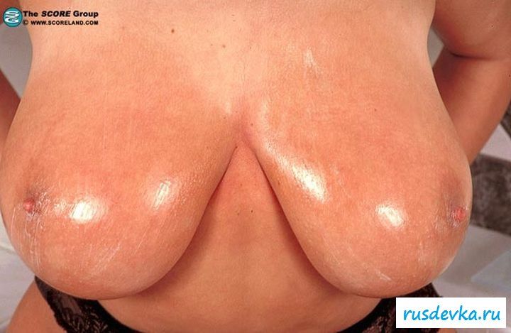 Кудрявая извращенка обмазала сиськи кремом 