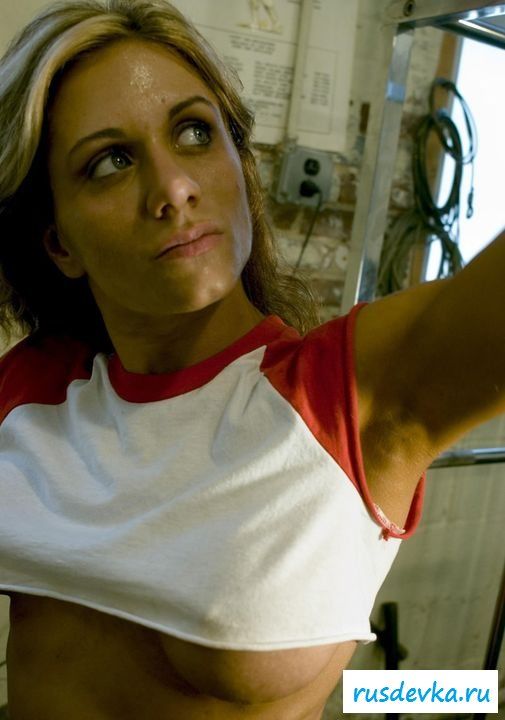 Накачанные спортсменки полностью оголяются