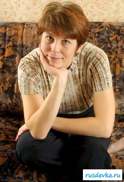 Зрелая стесняется оголяться перед камерой