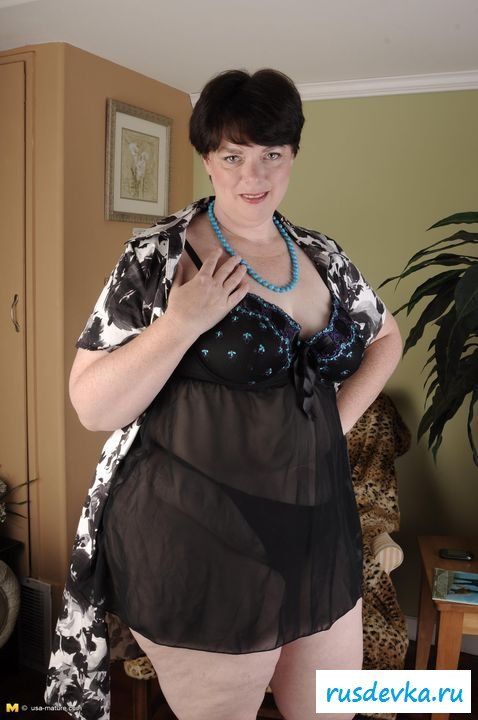 Толстозадая старушка сняла платье и нижнее белье