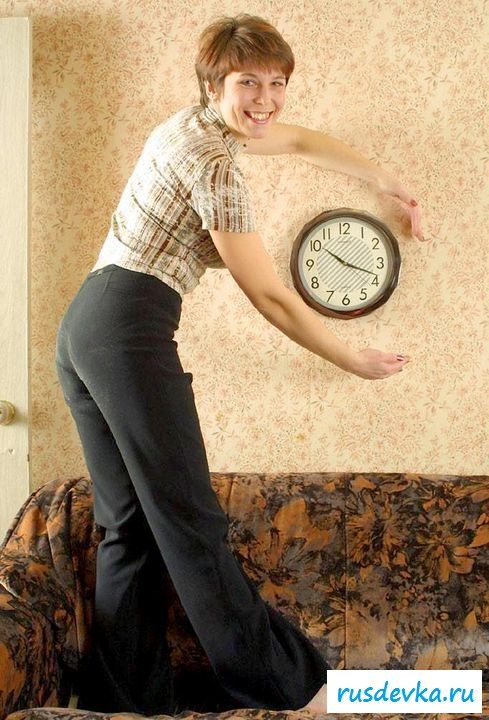 Зрелая стесняется оголяться перед камерой