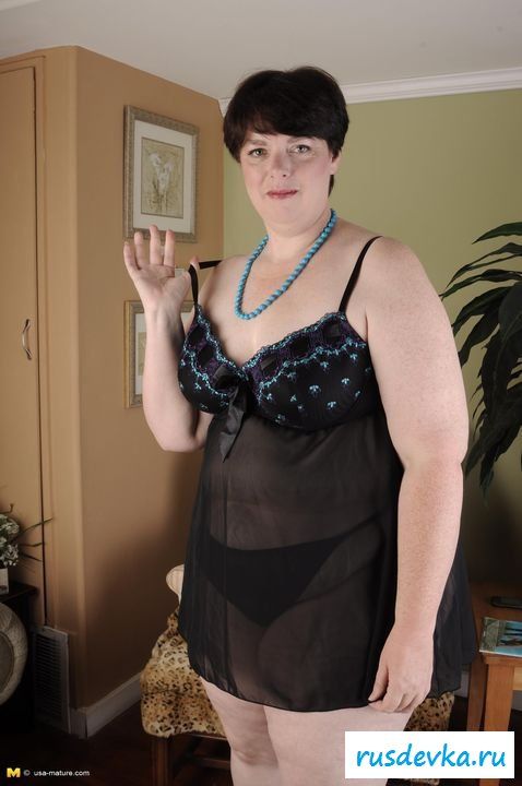 Толстозадая старушка сняла платье и нижнее белье