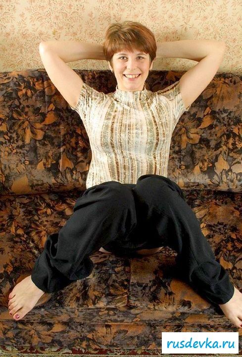 Зрелая стесняется оголяться перед камерой