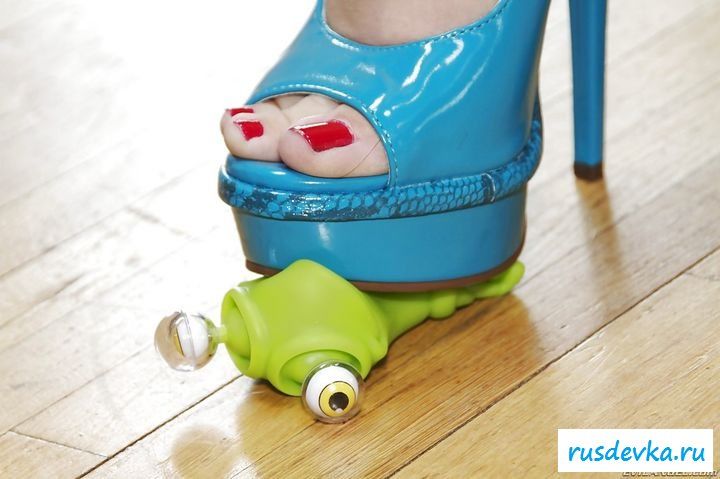 Пышнозадая сучка подняла свой сарафанчик