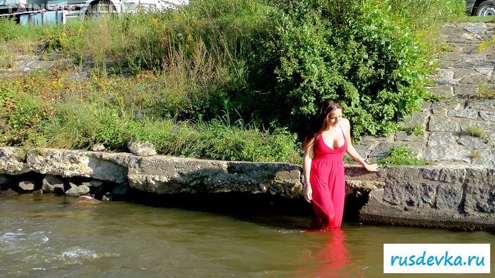 Красотка решила искупаться в водоеме 