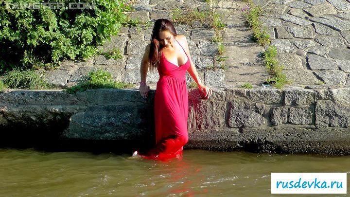 Красотка решила искупаться в водоеме 