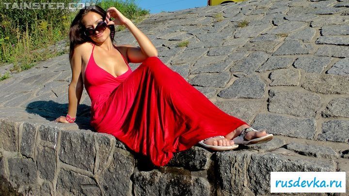 Красотка решила искупаться в водоеме 