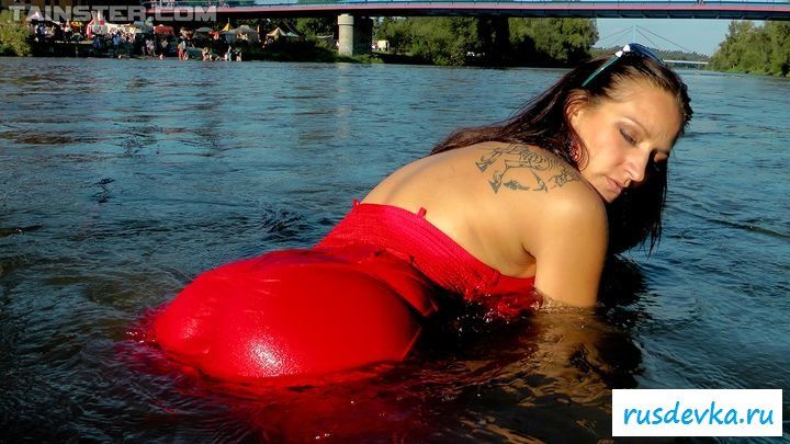 Красотка решила искупаться в водоеме 