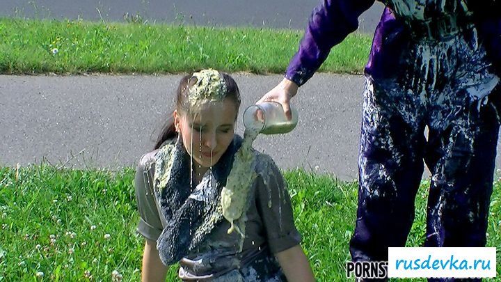 Извращенка облила уборщицу кремом и возбудилась от этого 