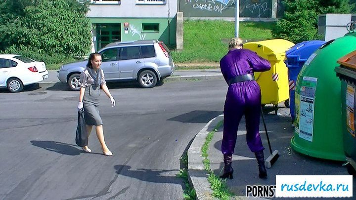 Извращенка облила уборщицу кремом и возбудилась от этого 