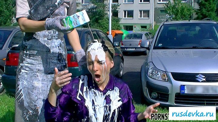 Извращенка облила уборщицу кремом и возбудилась от этого 