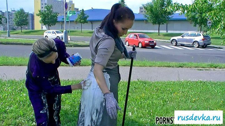 Извращенка облила уборщицу кремом и возбудилась от этого 