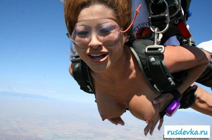 Раздетые парашютистки прыгают из самолета 