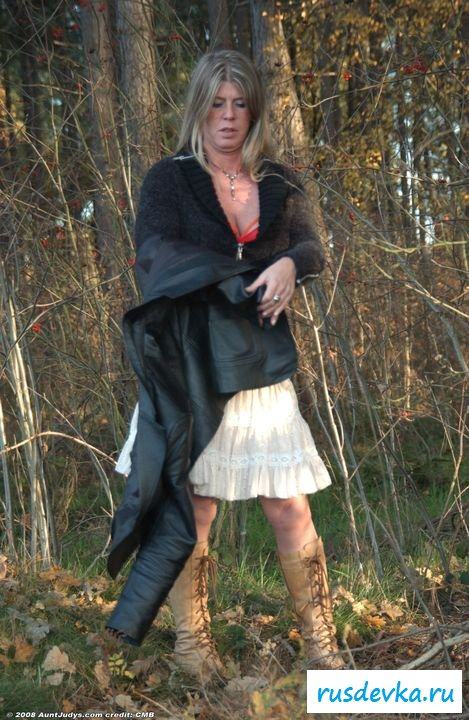 Голая жена лесника позирует в лесу 