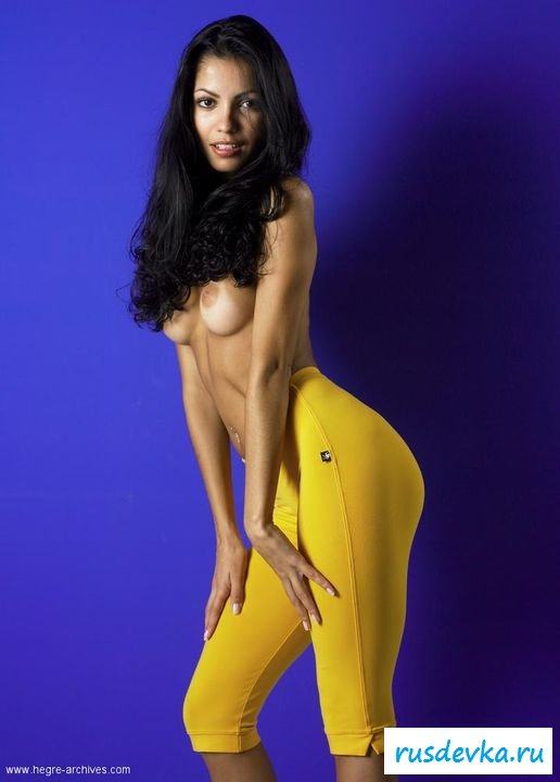 Раздетая мулатка в желтых лосинах 