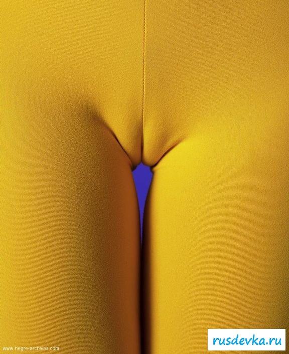 Раздетая мулатка в желтых лосинах 