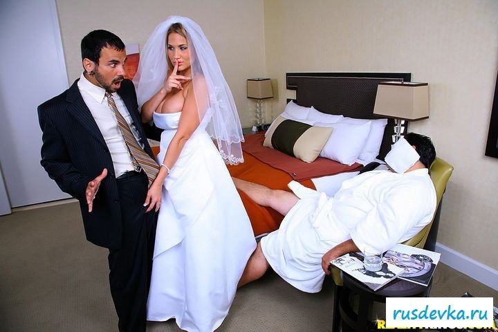 Раздетая красивая невеста показывает сиськи 