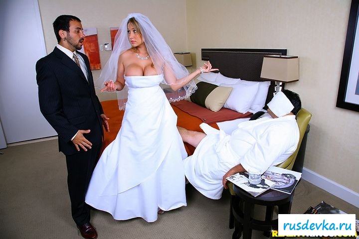 Раздетая красивая невеста показывает сиськи 