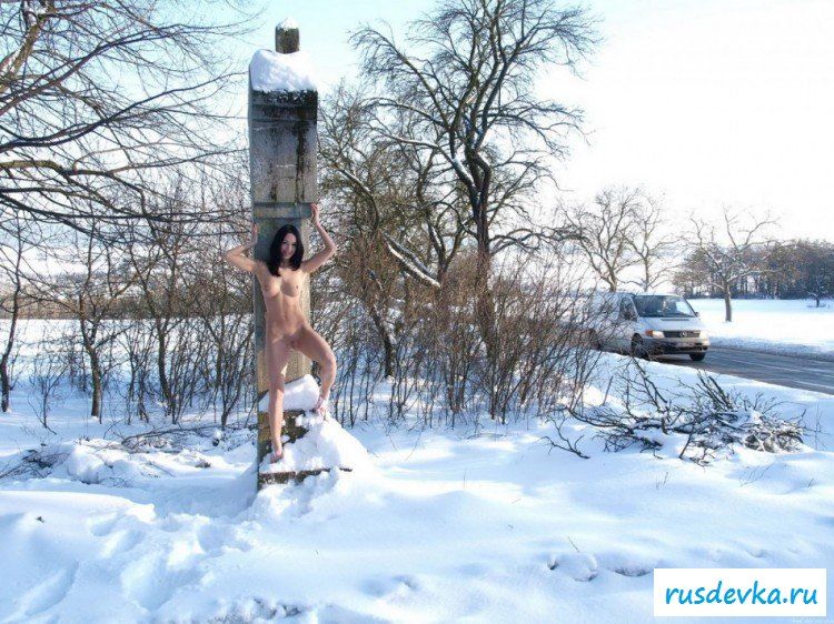 Голая грудастая крошка в снегу