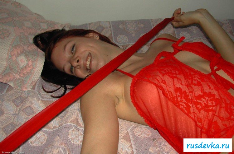 Шлюшка в красных колготах на кровати Шлюшка в красных колготах на кровати