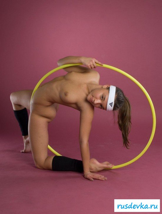 Эротическая гимнастка с желтым обручем