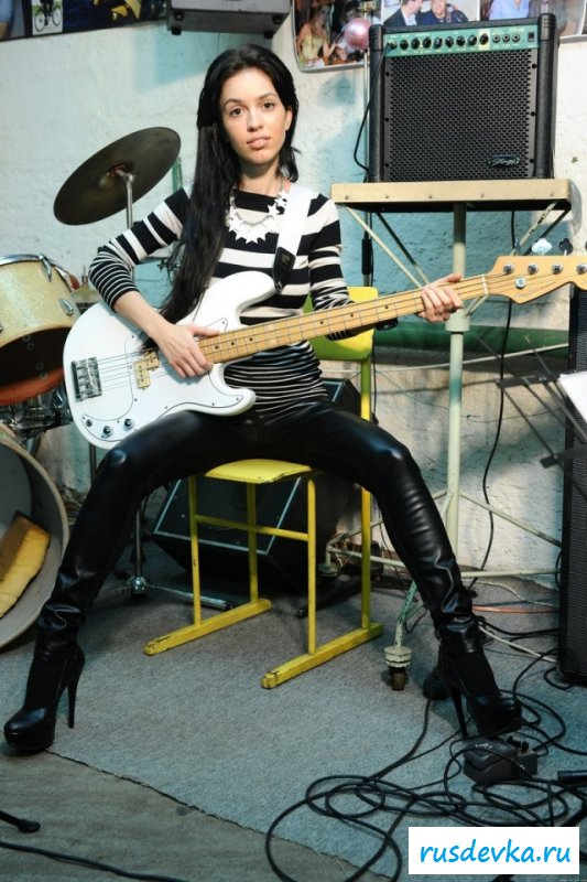 Рокерша обнажается в комнате для репетиций