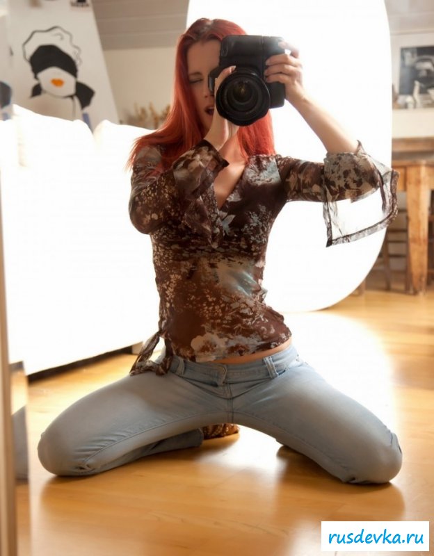 Девушка фотограф снимает сама себя