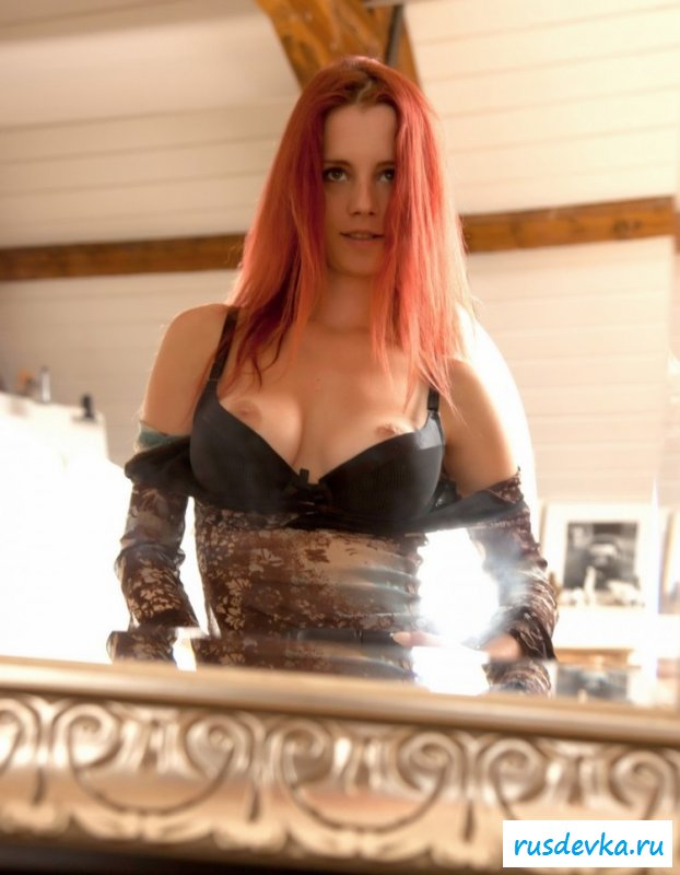 Девушка фотограф снимает сама себя