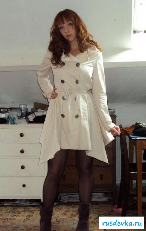 Очаровательная девка в тесной комнате