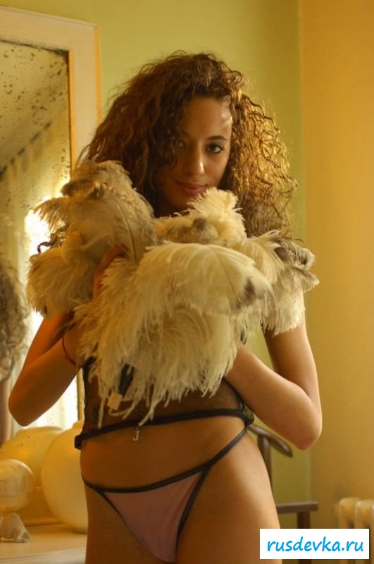 Патлатая сучка с классным задом