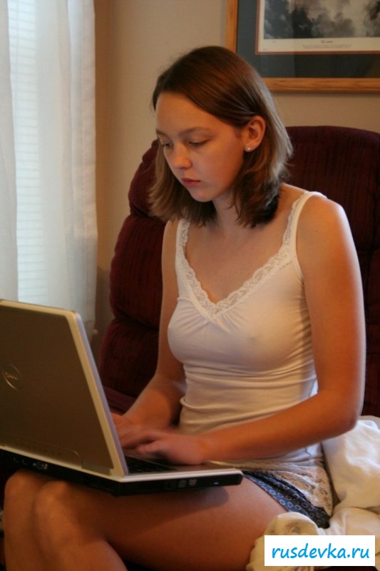Хорошенькая малышка с ноутбуком