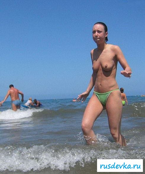 Сексуальные малышки без лифчика на пляже